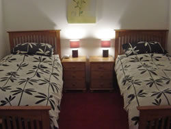 Orkney Self Catering - twin bedroom at Kingston Apartment 1